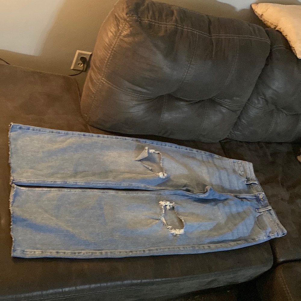 RIP AT BOTH KNEES HOLLISTER BLUE JEANS 27/31